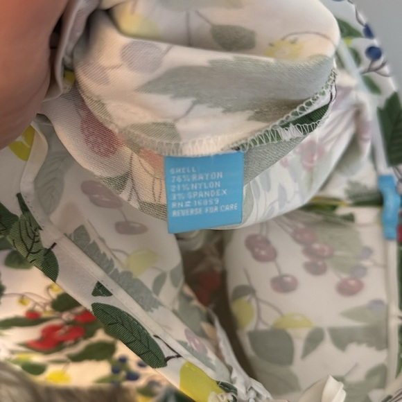 J. McLaughlin orchid berry farm print pants size 8. - Picture 8 of 10